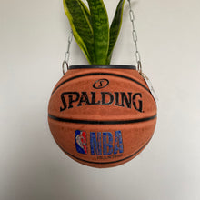 Charger l'image dans la galerie, decoration-basketball-deco-nba-plante-ballon-basket-pot-de-fleurs-spalding-vintage