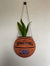 Charger l'image dans la galerie, decoration-basketball-deco-nba-plante-ballon-basket-pot-de-fleurs-spalding-vintage