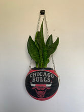 Charger l'image dans la galerie, decoration-de-basket-deco-nba-basketball-planter-ballon-de-basket-pot-de-fleurs-spalding-chicago-bulls