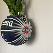 Charger l'image dans la galerie, decoration-de-basket-deco-nba-basketball-planter-ballon-de-basket-pot-de-fleurs-spalding-detroit-piston