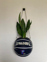 Charger l&#39;image dans la galerie, decoration-de-basket-deco-nba-basketball-planter-ballon-de-basket-pot-de-fleurs-spalding-detroit-piston
