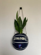 Charger l'image dans la galerie, decoration-de-basket-deco-nba-basketball-planter-ballon-de-basket-pot-de-fleurs-spalding-detroit-piston
