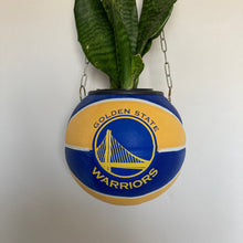 Charger l'image dans la galerie, decoration-de-basket-deco-nba-basketball-planter-ballon-de-basket-pot-de-fleurs-spalding-golden-warriors