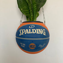 Charger l'image dans la galerie, decoration-de-basket-deco-nba-basketball-planter-ballon-de-basket-pot-de-fleurs-spalding-knicks