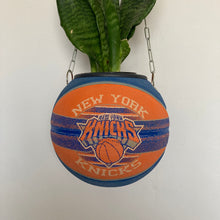 Charger l'image dans la galerie, decoration-de-basket-deco-nba-basketball-planter-ballon-de-basket-pot-de-fleurs-spalding-knicks