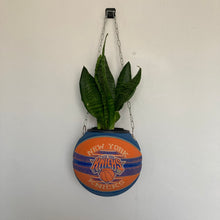 Charger l'image dans la galerie, decoration-de-basket-deco-nba-basketball-planter-ballon-de-basket-pot-de-fleurs-spalding-knicks