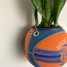 Charger l'image dans la galerie, decoration-de-basket-deco-nba-basketball-planter-ballon-de-basket-pot-de-fleurs-spalding-knicks