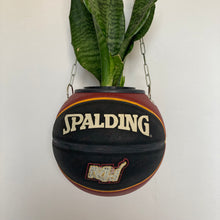 Charger l'image dans la galerie, decoration-de-basket-deco-nba-basketball-planter-ballon-de-basket-pot-de-fleurs-spalding-miami-heat