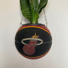 Charger l'image dans la galerie, decoration-de-basket-deco-nba-basketball-planter-ballon-de-basket-pot-de-fleurs-spalding-miami-heat