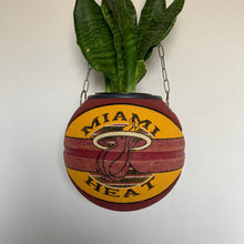 Charger l'image dans la galerie, decoration-de-basket-deco-nba-basketball-planter-ballon-de-basket-pot-de-fleurs-spalding-miami-heat