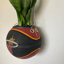 Charger l'image dans la galerie, decoration-de-basket-deco-nba-basketball-planter-ballon-de-basket-pot-de-fleurs-spalding-miami-heat