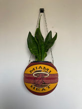 Charger l'image dans la galerie, decoration-de-basket-deco-nba-basketball-planter-ballon-de-basket-pot-de-fleurs-spalding-miami-heat