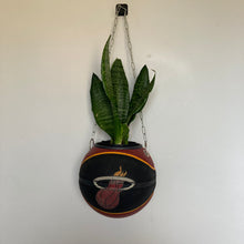 Charger l'image dans la galerie, decoration-de-basket-deco-nba-basketball-planter-ballon-de-basket-pot-de-fleurs-spalding-miami-heat