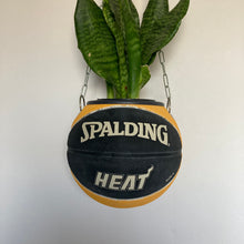 Charger l'image dans la galerie, decoration-de-basket-deco-nba-basketball-planter-ballon-de-basket-pot-de-fleurs-spalding-miami-heat