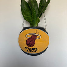 Charger l'image dans la galerie, decoration-de-basket-deco-nba-basketball-planter-ballon-de-basket-pot-de-fleurs-spalding-miami-heat