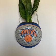 Charger l'image dans la galerie, decoration-de-basket-deco-nba-basketball-planter-ballon-de-basket-pot-de-fleurs-spalding-new-york-knicks