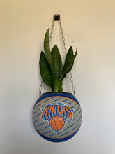 Charger l'image dans la galerie, decoration-de-basket-deco-nba-basketball-planter-ballon-de-basket-pot-de-fleurs-spalding-new-york-knicks
