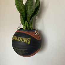 Charger l'image dans la galerie, decoration-de-basket-deco-nba-basketball-planter-ballon-de-basket-spalding-pot-de-fleurs