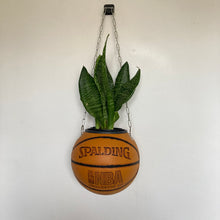 Charger l'image dans la galerie, decoration-de-basket-deco-nba-basketball-planter-ballon-de-basket-spalding-pot-de-fleurs