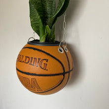 Charger l'image dans la galerie, decoration-de-basket-deco-nba-basketball-planter-ballon-de-basket-spalding-pot-de-fleurs