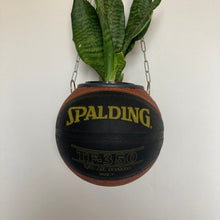 Charger l'image dans la galerie, decoration-de-basket-deco-nba-basketball-planter-ballon-de-basket-spalding-pot-de-fleurs