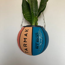 Charger l'image dans la galerie, decoration-de-basket-deco-nba-basketball-planter-ballon-de-basket-tarmak-multicolore-pot-de-fleurs