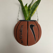 Charger l'image dans la galerie, ballon-de-basket-pot-de-fleurs-nike-marron