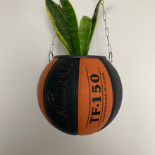 Charger l'image dans la galerie, decoration-de-basketball-ballon-de-basket-pot-de-fleurs-spalding-noir-et-orange