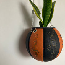 Charger l'image dans la galerie, decoration-de-basketball-ballon-de-basket-pot-de-fleurs-spalding-noir-et-orange