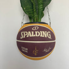 Charger l'image dans la galerie, decoration-nba-ballon-de-basket-spalding-cavaliers-pot-de-fleur-basketball-planter