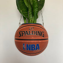 Charger l'image dans la galerie, decoration-nba-basket-sneakers-room-ballon-de-basketball-planter-pot-de-fleurs-spalding