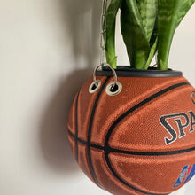 Charger l'image dans la galerie, decoration-nba-basket-sneakers-room-ballon-de-basketball-planter-pot-de-fleurs-spalding