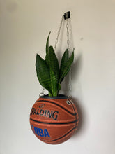 Charger l'image dans la galerie, decoration-nba-basket-sneakers-room-ballon-de-basketball-planter-pot-de-fleurs-spalding
