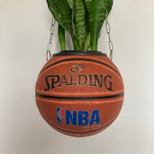 Charger l'image dans la galerie, decoration-nba-basket-sneakers-room-ballon-de-basketball-planter-pot-de-fleurs-spalding