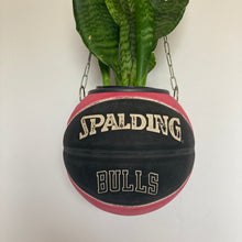 Charger l'image dans la galerie, decoration-nba-basket-sneakers-room-ballon-de-basketball-planter-pot-de-fleurs-spalding-chicago-bulls