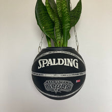 Charger l'image dans la galerie, decoration-nba-basket-sneakers-room-ballon-de-basketball-planter-pot-de-fleurs-spalding-spurs