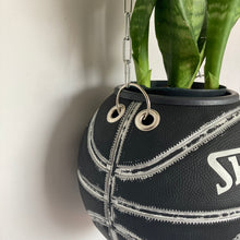 Charger l'image dans la galerie, decoration-nba-basket-sneakers-room-ballon-de-basketball-planter-pot-de-fleurs-spalding-spurs