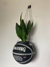 Charger l'image dans la galerie, decoration-nba-basket-sneakers-room-ballon-de-basketball-planter-pot-de-fleurs-spalding-spurs