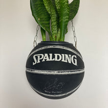 Charger l'image dans la galerie, decoration-nba-basket-sneakers-room-ballon-de-basketball-planter-pot-de-fleurs-spalding-spurs