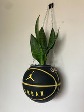 Charger l'image dans la galerie, decoration-nba-sneakers-room-ballon-de-basketball-planter-pot-de-fleurs-jordan