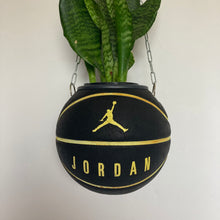 Charger l'image dans la galerie, decoration-nba-sneakers-room-ballon-de-basketball-planter-pot-de-fleurs-jordan