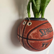 Charger l'image dans la galerie, decoration-nba-sneakers-room-ballon-de-basketball-planter-pot-de-fleurs-spalding