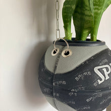Charger l'image dans la galerie, decoration-nba-sneakers-room-ballon-de-basketball-planter-pot-de-fleurs-spalding-spurs