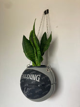 Charger l'image dans la galerie, decoration-nba-sneakers-room-ballon-de-basketball-planter-pot-de-fleurs-spalding-spurs