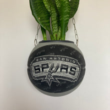 Charger l'image dans la galerie, decoration-nba-sneakers-room-ballon-de-basketball-planter-pot-de-fleurs-spalding-spurs