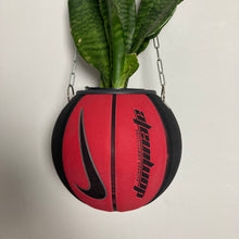 Charger l'image dans la galerie, decoration-nike-basket-ballon-de-basketball-planter-deco-pot-de-fleurs-swoosh-noir-et-rouge