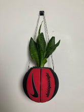 Charger l'image dans la galerie, decoration-nike-basket-ballon-de-basketball-planter-deco-pot-de-fleurs-swoosh-noir-et-rouge