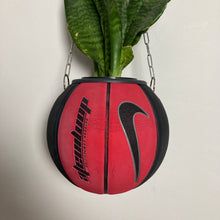 Charger l'image dans la galerie, decoration-nike-basket-ballon-de-basketball-planter-deco-pot-de-fleurs-swoosh-noir-et-rouge