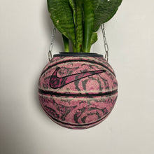 Charger l'image dans la galerie, decoration-nike-basket-ballon-de-basketball-planter-deco-pot-de-fleurs-swoosh-rose