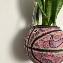 Charger l'image dans la galerie, decoration-nike-basket-ballon-de-basketball-planter-deco-pot-de-fleurs-swoosh-rose